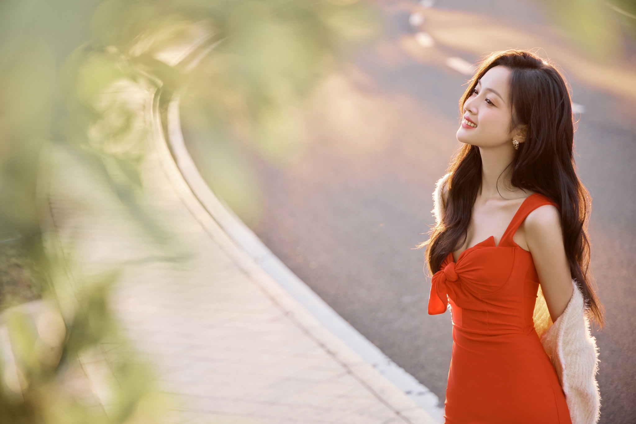 吴宣仪这组图每一张都是壁纸的程度~ 红色吊带裙俏皮又性感……__财经