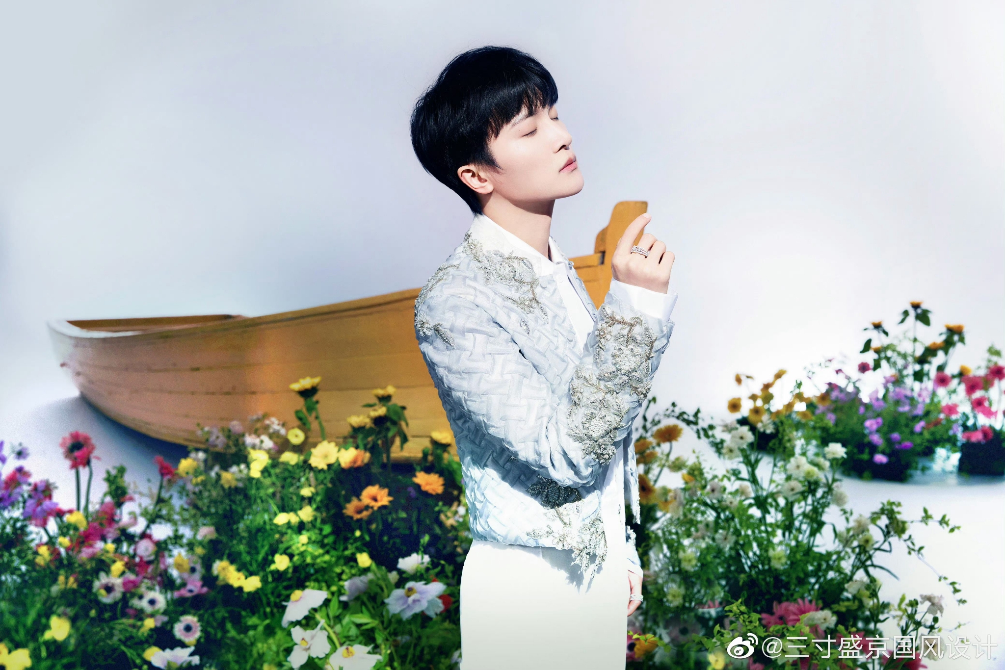 身穿三寸盛京@张突然啊 设计作品出席微博之夜_高清图集_新浪网