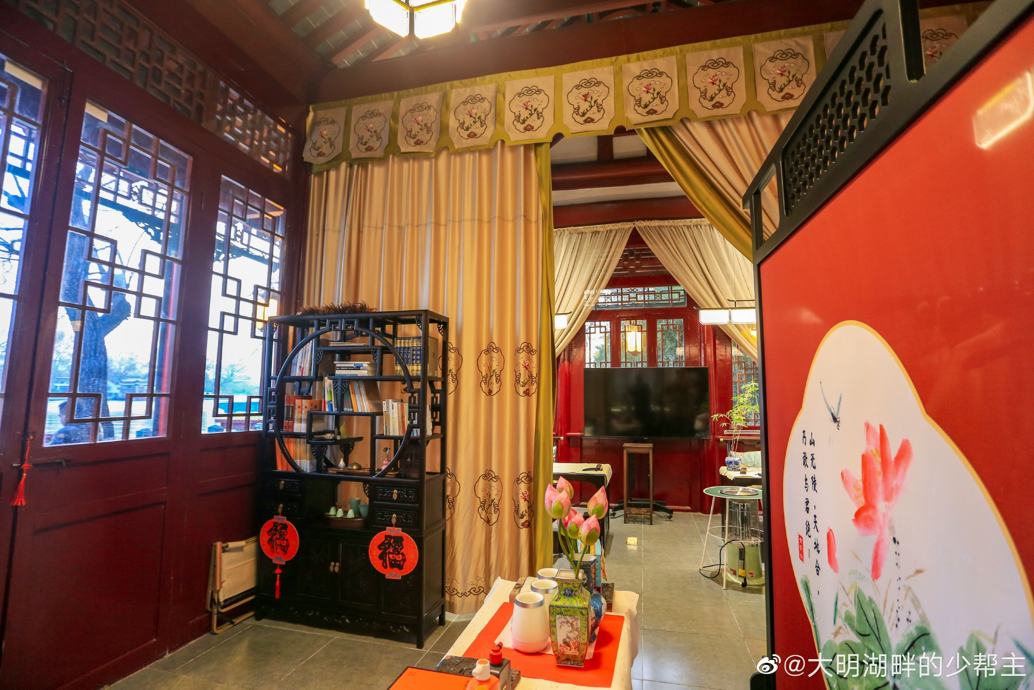 来济南一定要看一下大明湖而来大明湖一定要逛下雨荷厅
