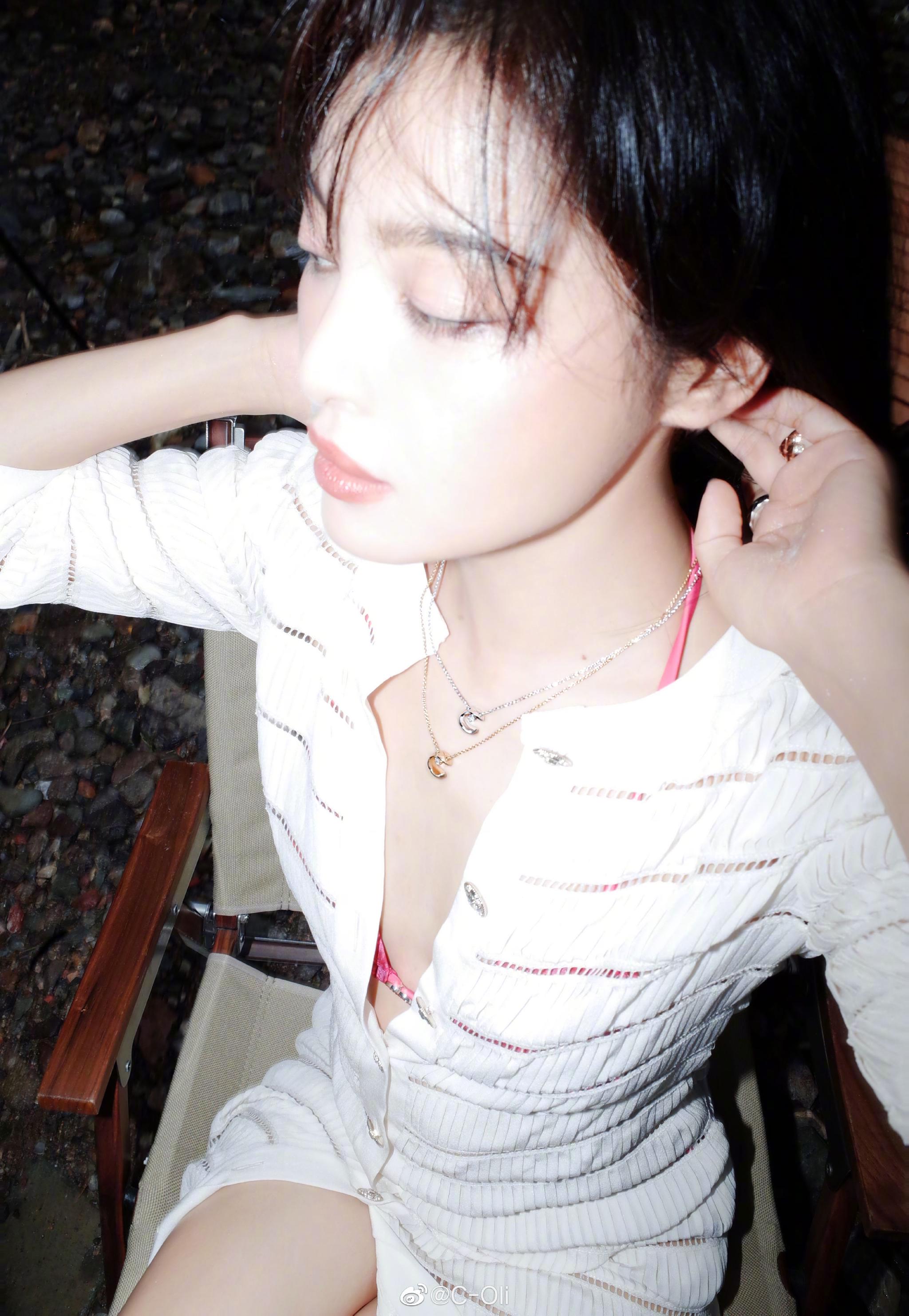 分享一组辛芷蕾的户外写真简单的肢体动作抓拍肆意而潇洒