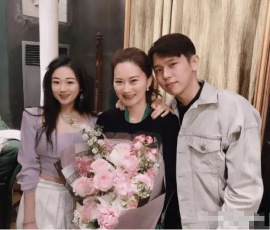 与何超欣合照稳居c位陈凯歌儿子是她绯闻对象她的来历不简单