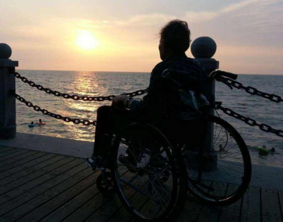 75岁老人医院输液时，遭女陪护连扇耳光，被打得惨叫连连不敢还手休闲区蓝鸢梦想 - Www.slyday.coM