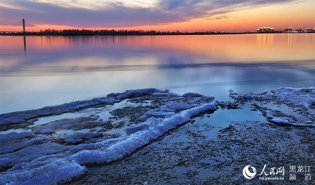 美翻了松花江哈尔滨段文开江落日余晖下的跑冰排场面太震撼