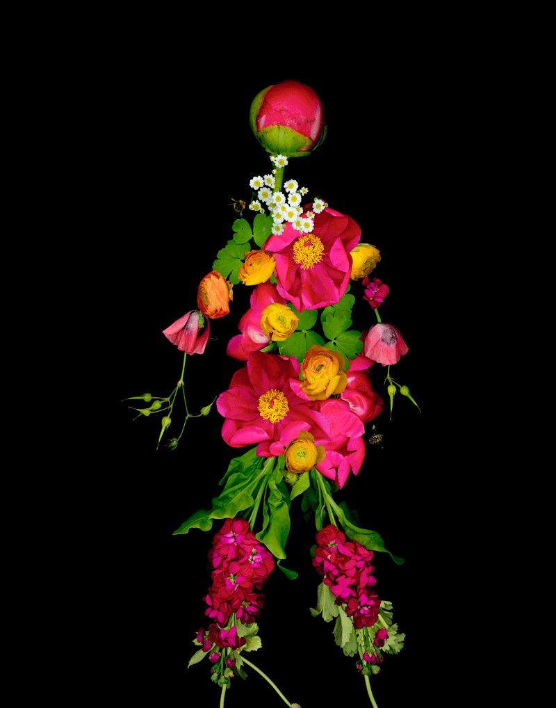 她用花朵叶子和衣物的造型太有创意了