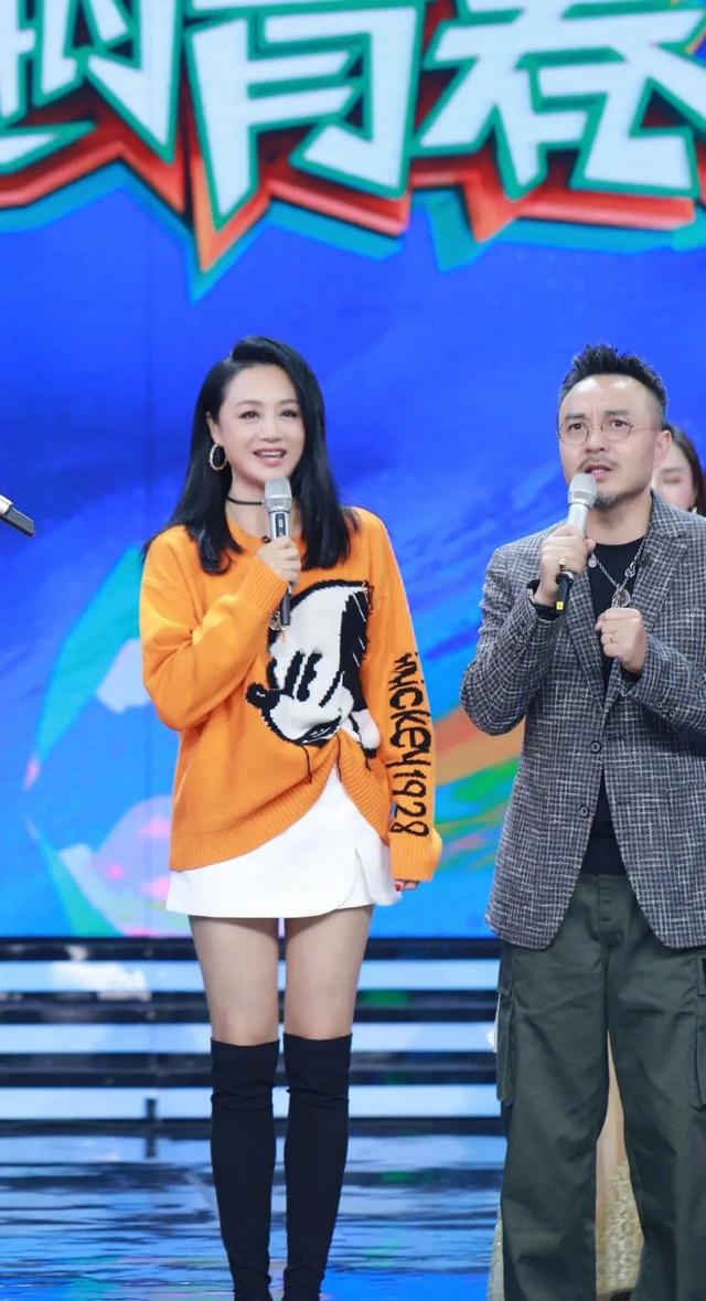 曹颖做客《天天向上》,穿卡通毛衣搭高跟靴,比汪涵高半头尴尬了