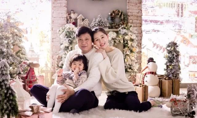 现在范志毅与小自己17岁的演员张梦瑾结婚生子,生活也是十分幸福,除了