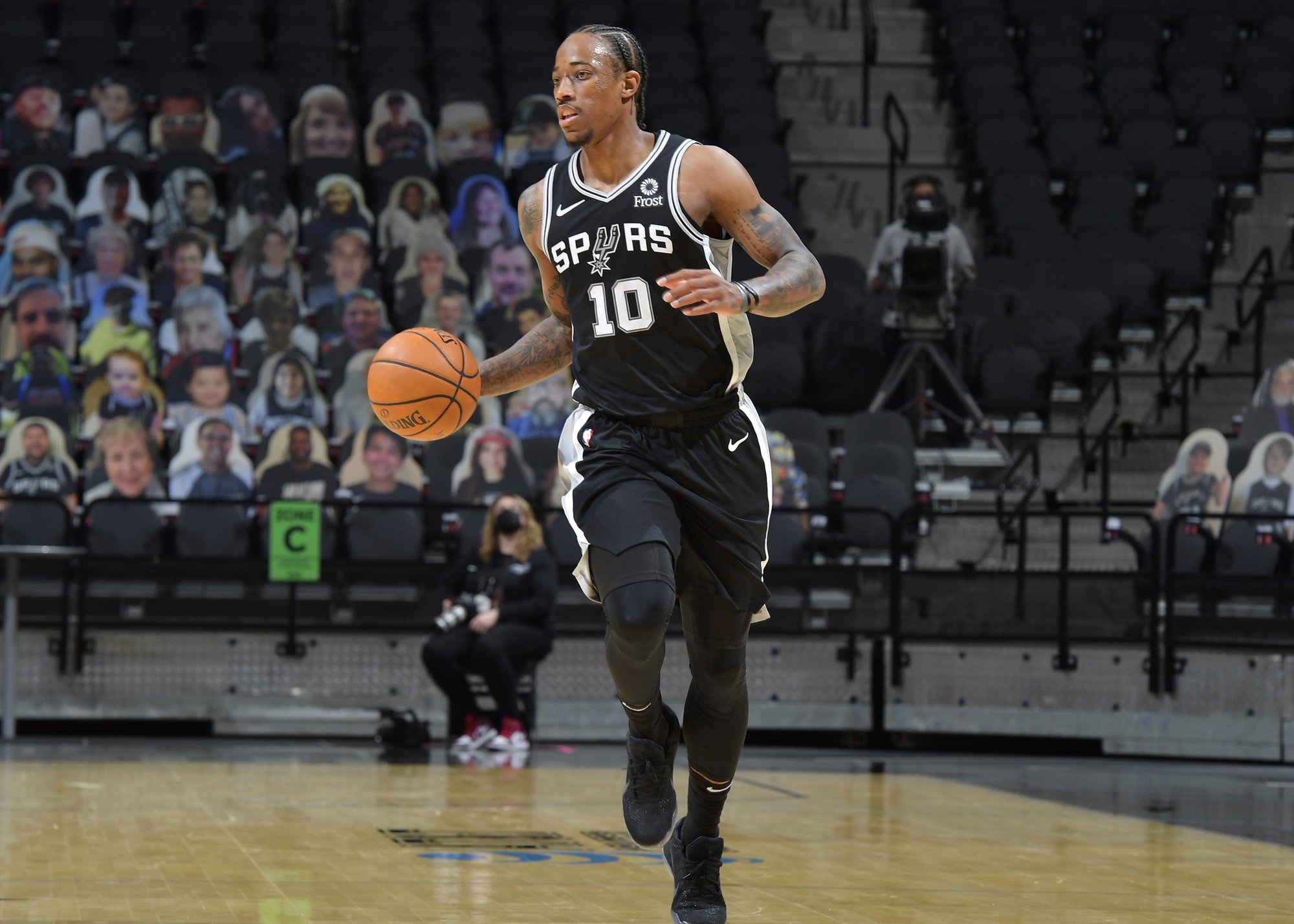 单场32分11助,带领马刺高居西部第五,德罗赞却无缘全明星?