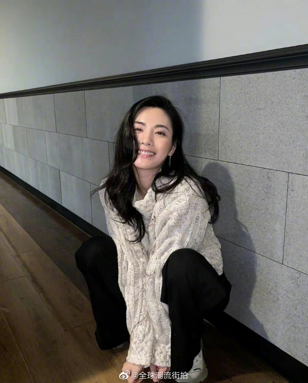 林珍娜|私服更新 灰色针织休闲款毛衣……__财经头条