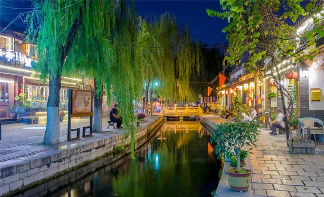 这里是一条诗情画意与市井繁华并存的老街,也是济南"家家泉水,户户