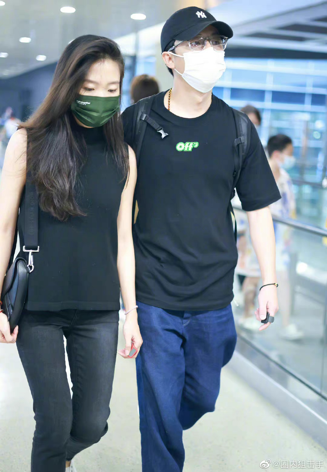 黄轩女朋友来机场接机,两个人同色系穿搭好甜蜜呀|黄轩|接机|色系