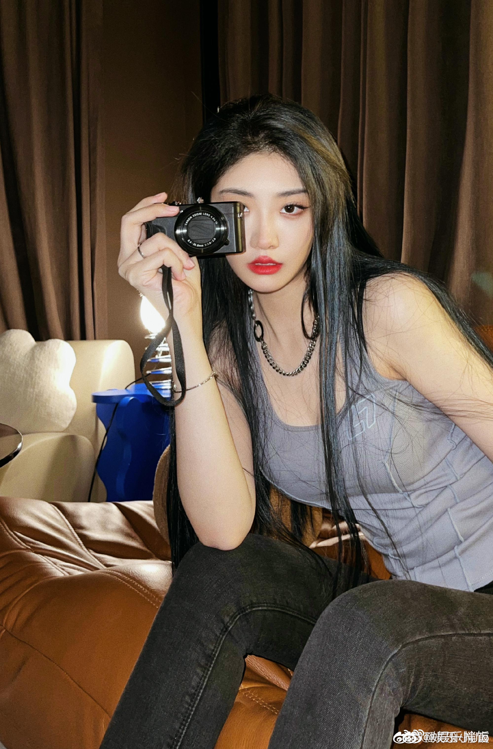 喻言最新灰色吊带辣妹造型 喻言真的是又纯又欲又辣啊 一整个爱住
