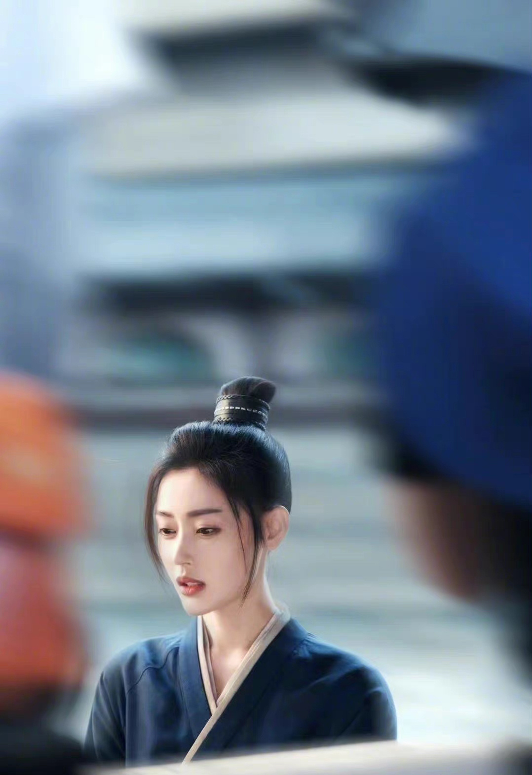 张天爱新剧角色海报,男装造型英气十足,男装可以又飒又美……__财经