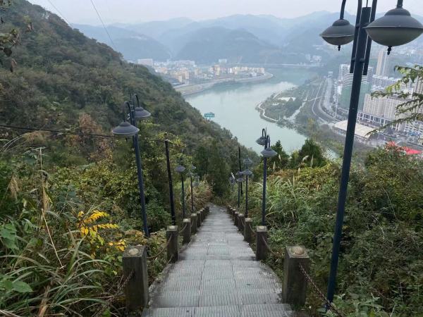 湖北十堰21岁女孩晨练失联，知情人透露人在山上偏僻处找到休闲区蓝鸢梦想 - Www.slyday.coM