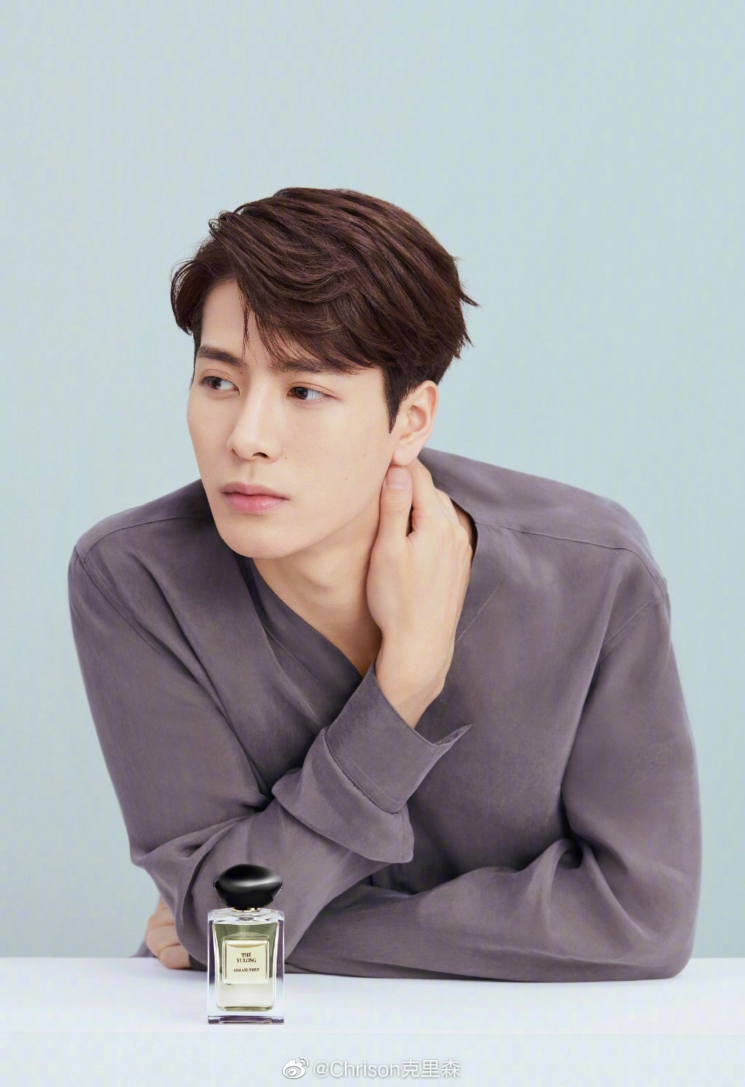 王嘉尔为armani香水拍摄的宣传照,很有一种居家的氛围_高清图集_新浪