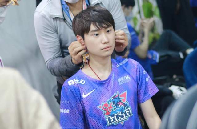 小天对doinb落井下石，LNG淘汰后小天很开心，在现场跳舞庆祝休闲区蓝鸢梦想 - Www.slyday.coM