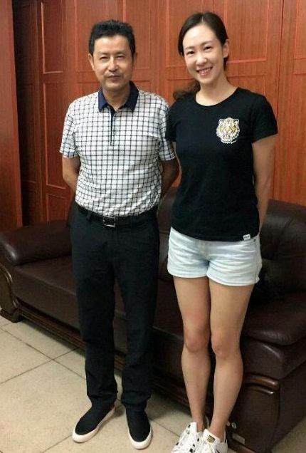 在后来,陈忠和遇到了女排运动员李东红,两个人决定携手共度一生.