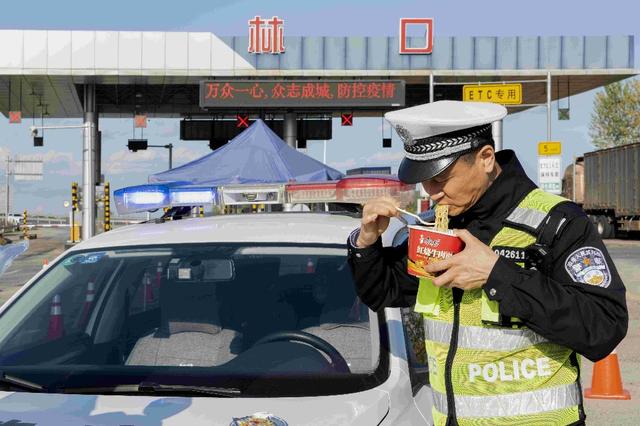 原创 节日我在岗｜高速口，交警“吃面”为祖国庆生休闲区蓝鸢梦想 - Www.slyday.coM