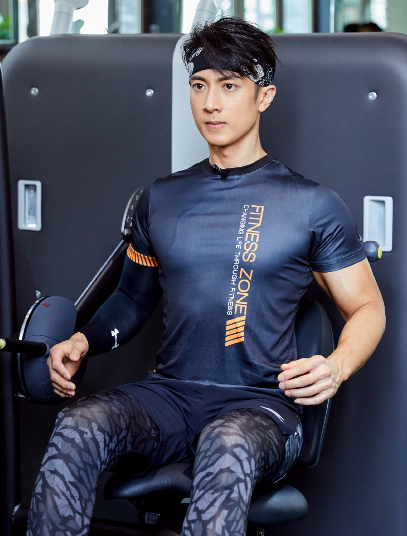 吴尊的身材怎一个绝字能形容!_高清图集_新浪网