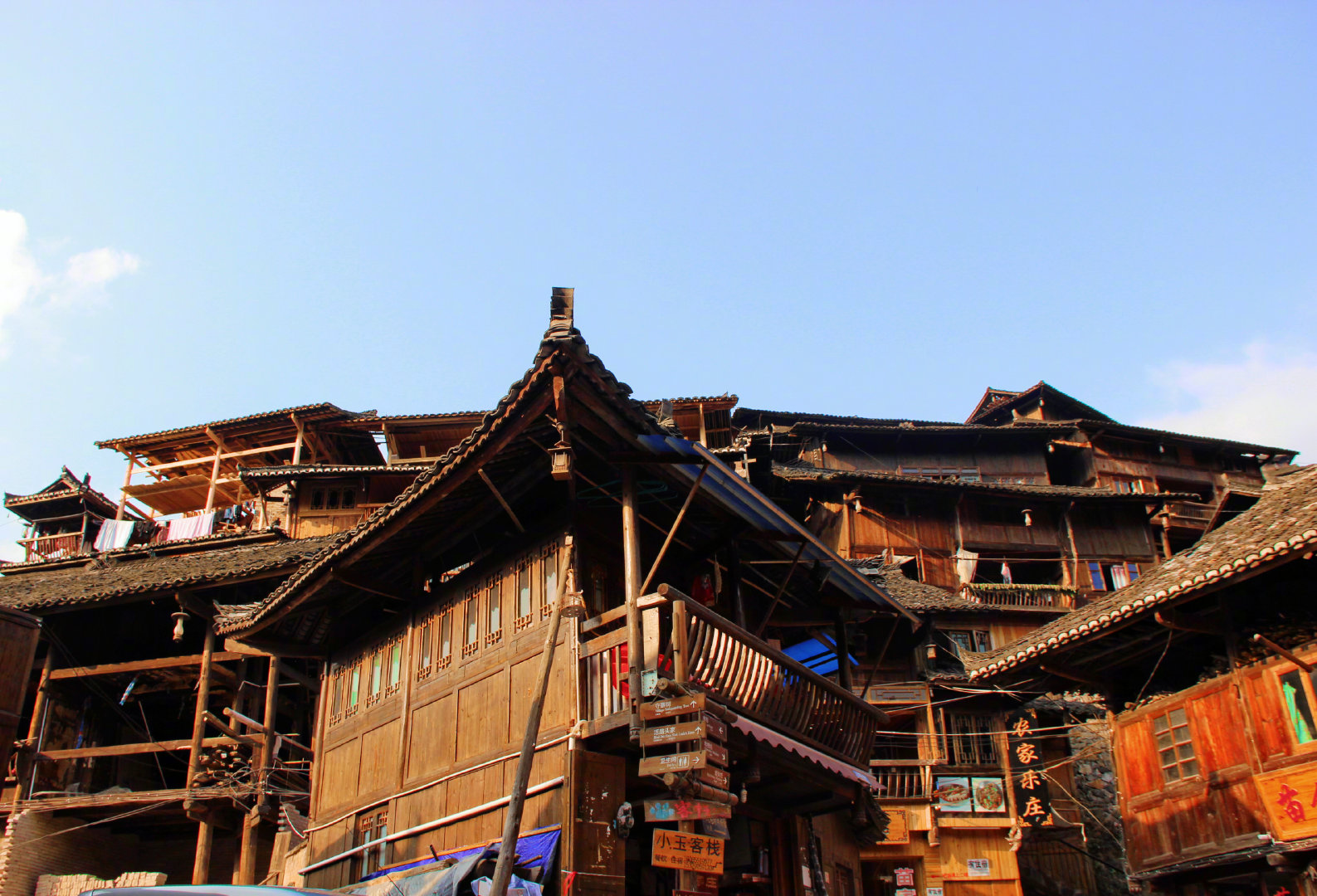 西江千户苗寨是一个保存苗族原始生态文化完整的地方