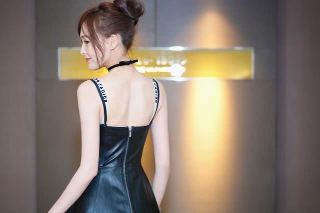 细数唐嫣穿过的v领露背裙,各种风格都有,这个仙女不要太迷人了