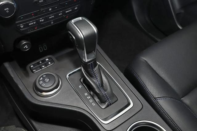 懂车的进：30万级硬派SUV买福特撼路者还是三菱帕杰罗劲畅？