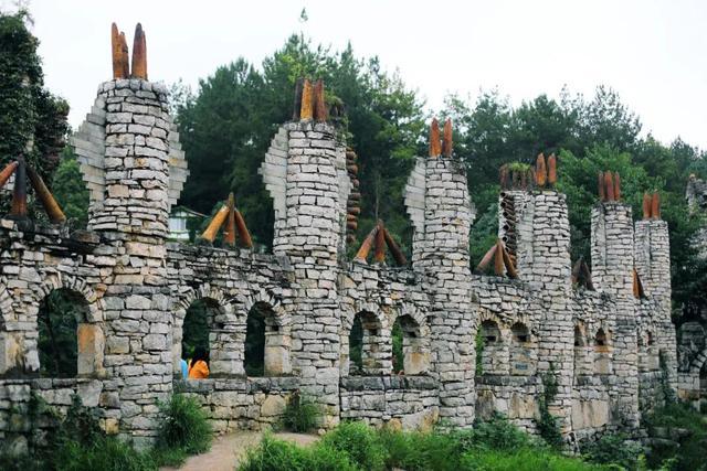 贵州有个80岁老人,借款300多万,用22年打造了一个石头城堡