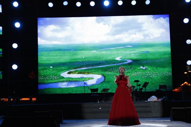 乌兰娜向荣爱的传递公益演唱会唱响呼和浩特广受好评