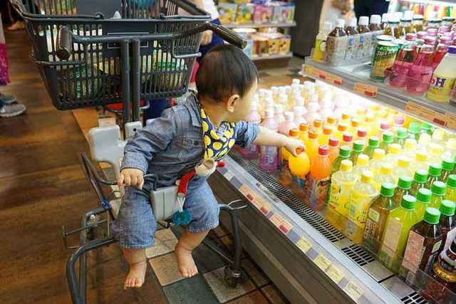 付钱,被店员说是小偷,宝妈几句话店员道歉|棒棒糖|宝妈|超市_新浪新闻