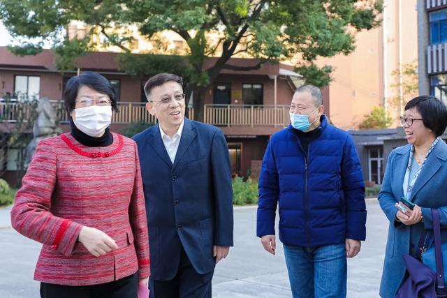 「关注」父母带娃要依法，家长学校来普法休闲区蓝鸢梦想 - Www.slyday.coM