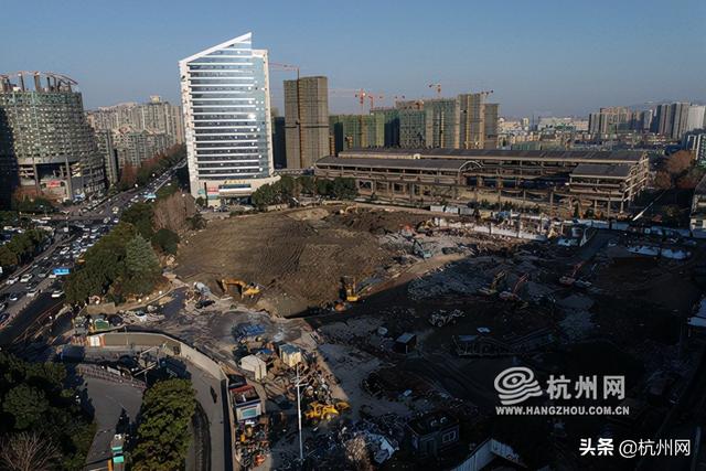 原本矗立在绍兴路和东新路交叉口近20个年头的和平广场,已经基本拆迁
