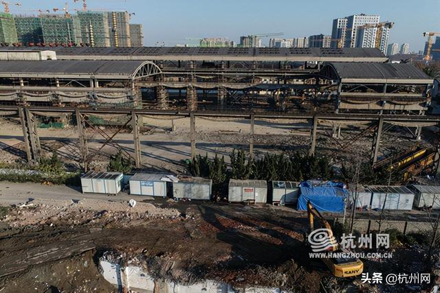 原本矗立在绍兴路和东新路交叉口近20个年头的和平广场,已经基本拆迁