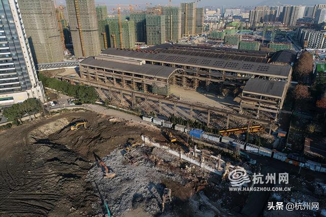 原本矗立在绍兴路和东新路交叉口近20个年头的和平广场,已经基本拆迁