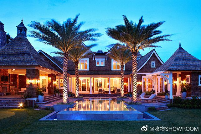 这座东海岸风格的带状房屋内部融合了经典的优雅和柔和的色彩