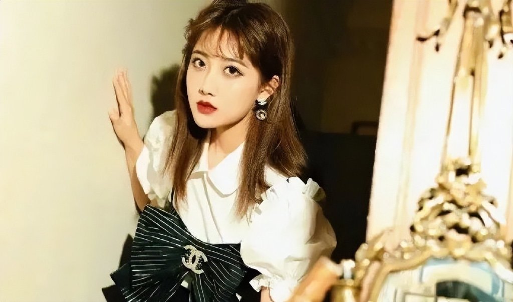 李艺彤诉苦上半年零收入,只能坐地铁逛迪士尼,网友看后不淡定了休闲区蓝鸢梦想 - Www.slyday.coM 李艺彤诉苦上半年零收入,只能坐地铁逛迪士尼,网友看后不淡定了休闲区蓝鸢梦想 - Www.slyday.coM