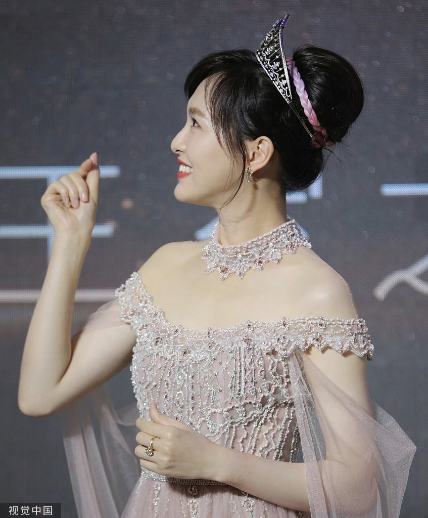 唐嫣一字肩纱裙头戴王冠变身公主超惊艳
