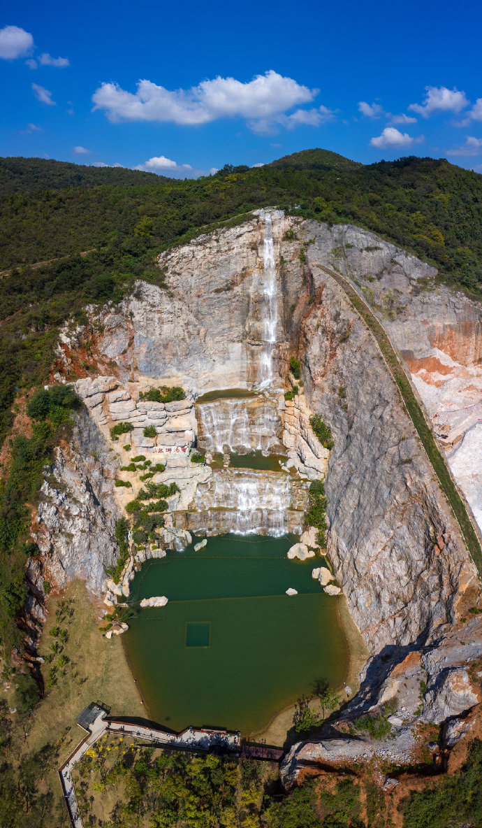 蓝天白云下的南京江宁汤山矿坑公园 来源:@毛毛熊tinybear_高清图集