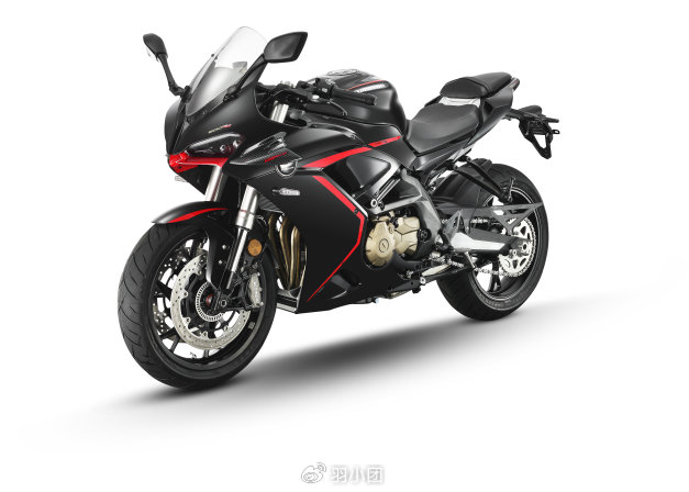 摩托市场的极致内卷不到4w的四缸车型qjmotor赛600亮剑版