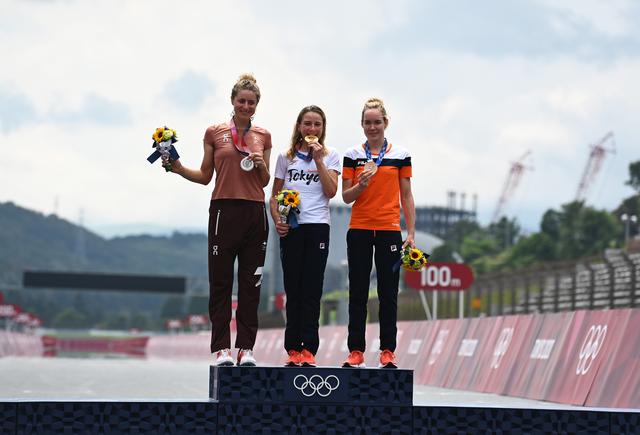 7月28日,荷兰选手安妮米克在比赛中冲过终点. 新华社记者 贺长山 摄