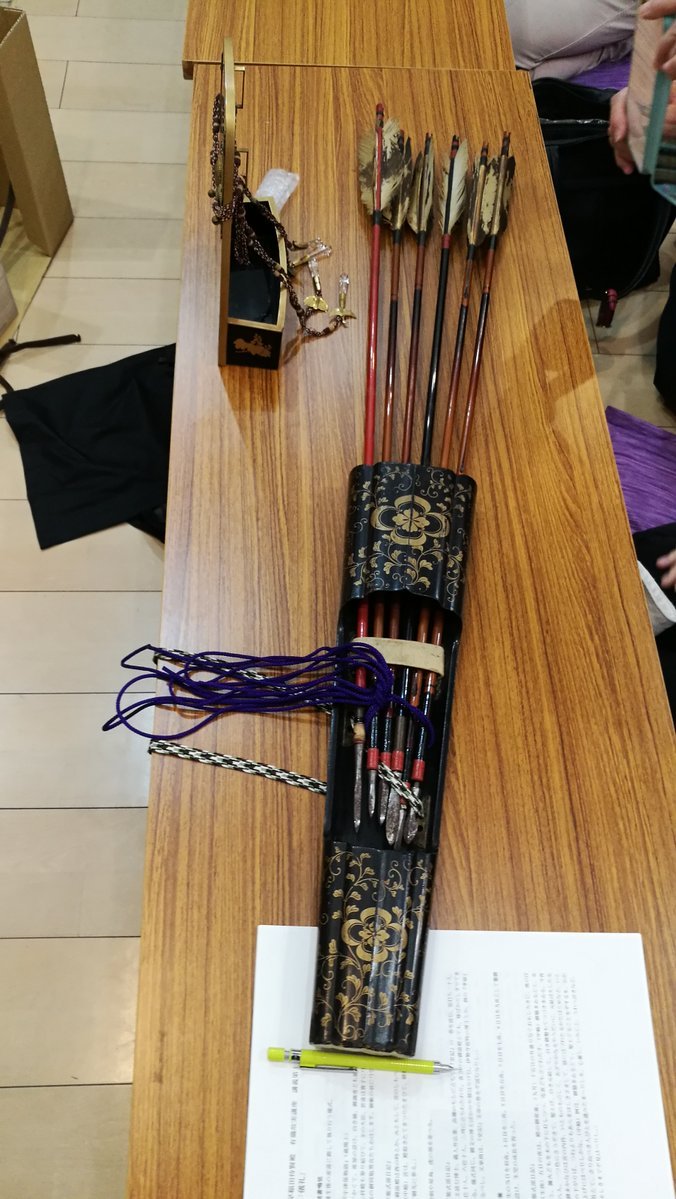据说从箭筒种抽出箭的时候 不是从上面而是从下面抽出来的 据说从箭筒种抽出箭的时候 不是从上面而是从下面抽出来的