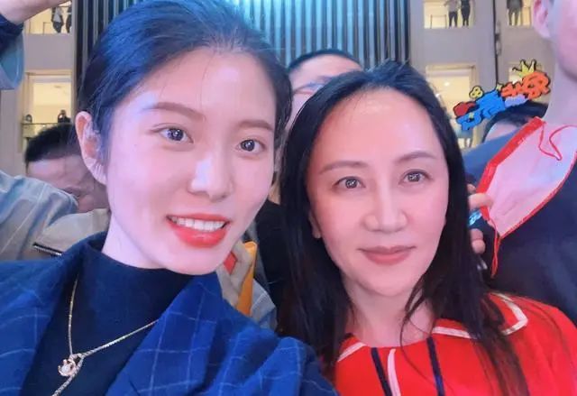 孟晚舟与网红罕合影!2段婚姻4个孩子,前夫成谜现任对她不离不弃|孟晚舟|任正非|前夫_新浪新闻