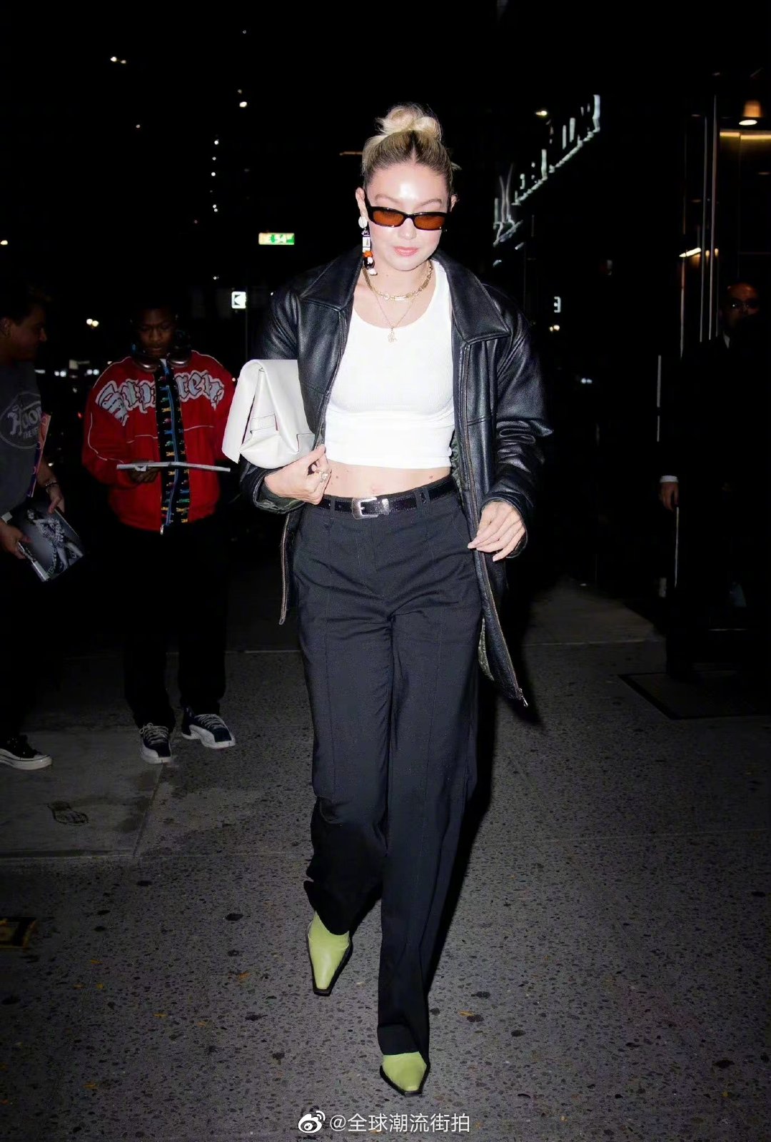 gigihadid街拍更新黑色长款皮衣外套内搭白色修身t恤