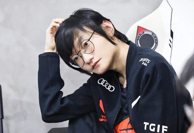 小天对doinb落井下石，LNG淘汰后小天很开心，在现场跳舞庆祝休闲区蓝鸢梦想 - Www.slyday.coM