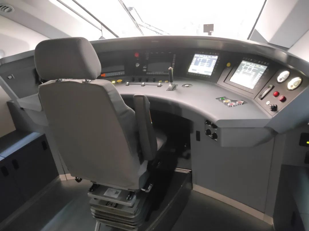 炯炯有神的"双眼"(车头大灯)……当日上午,记者在贵阳北动车所看到,两