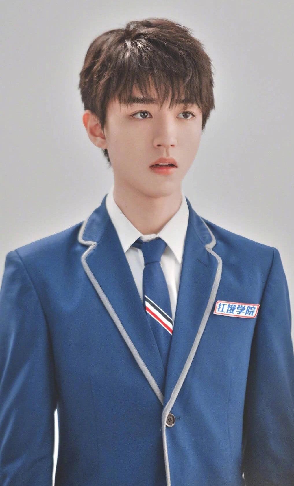 哪一位男星校服造型最帅?肖战帅气蔡徐坤清新,侯明昊:小鹿乱撞