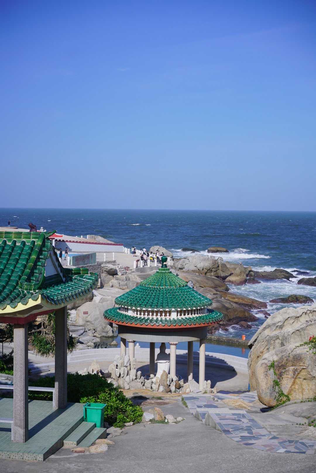 南海观音在海风狂浪中眺望着变幻无穷的红海湾场面非常震撼