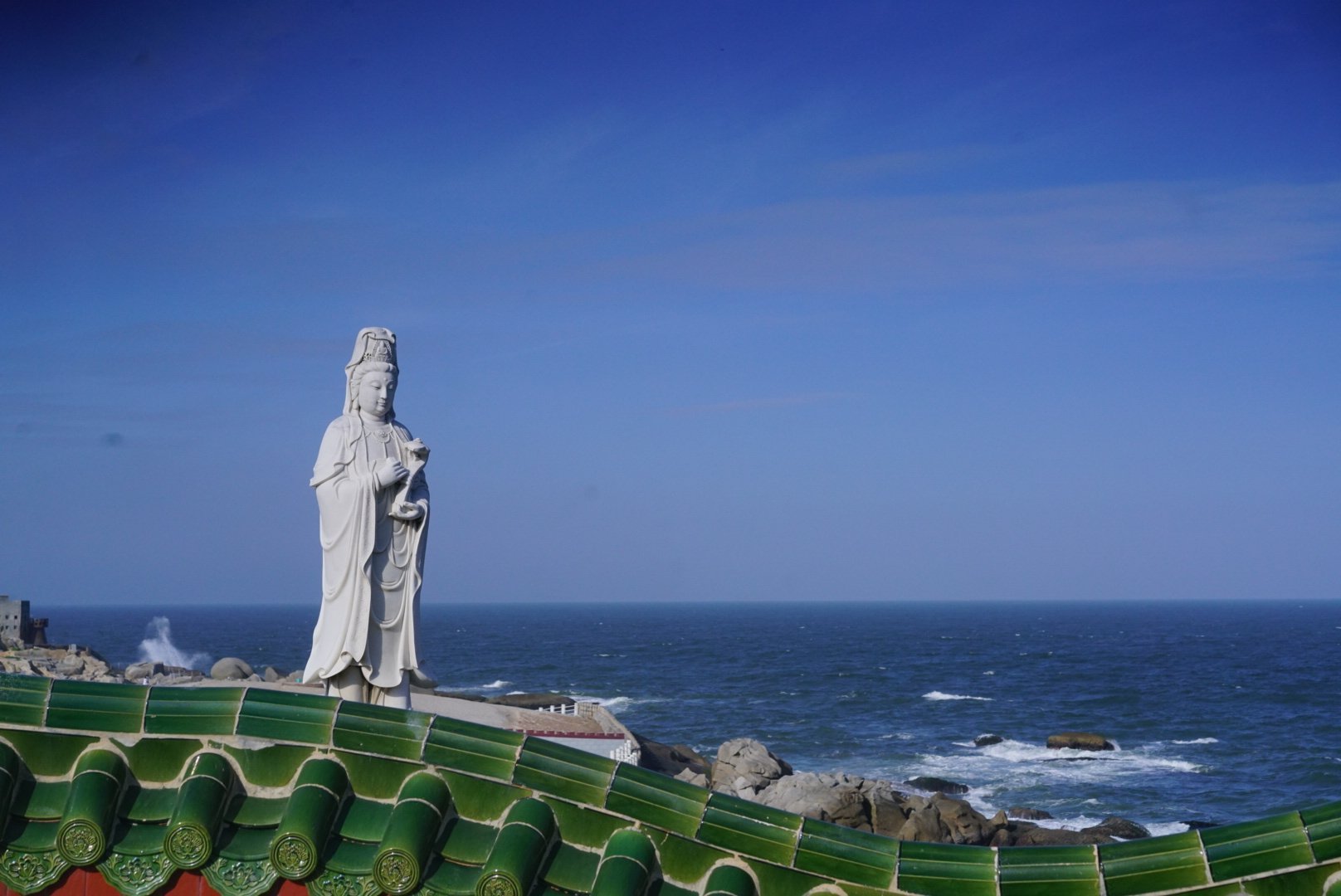 南海观音在海风狂浪中眺望着变幻无穷的红海湾场面非常震撼