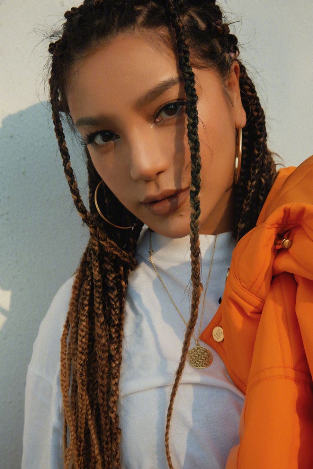 江映蓉脏辫发型搭配明艳橙色羽绒服,变身滑板女孩.姐姐也太酷了!