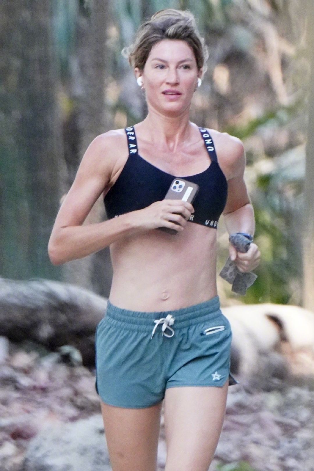 当地时间2月18日,在哥斯达黎加外出跑步健身的吉赛尔·邦辰gisele