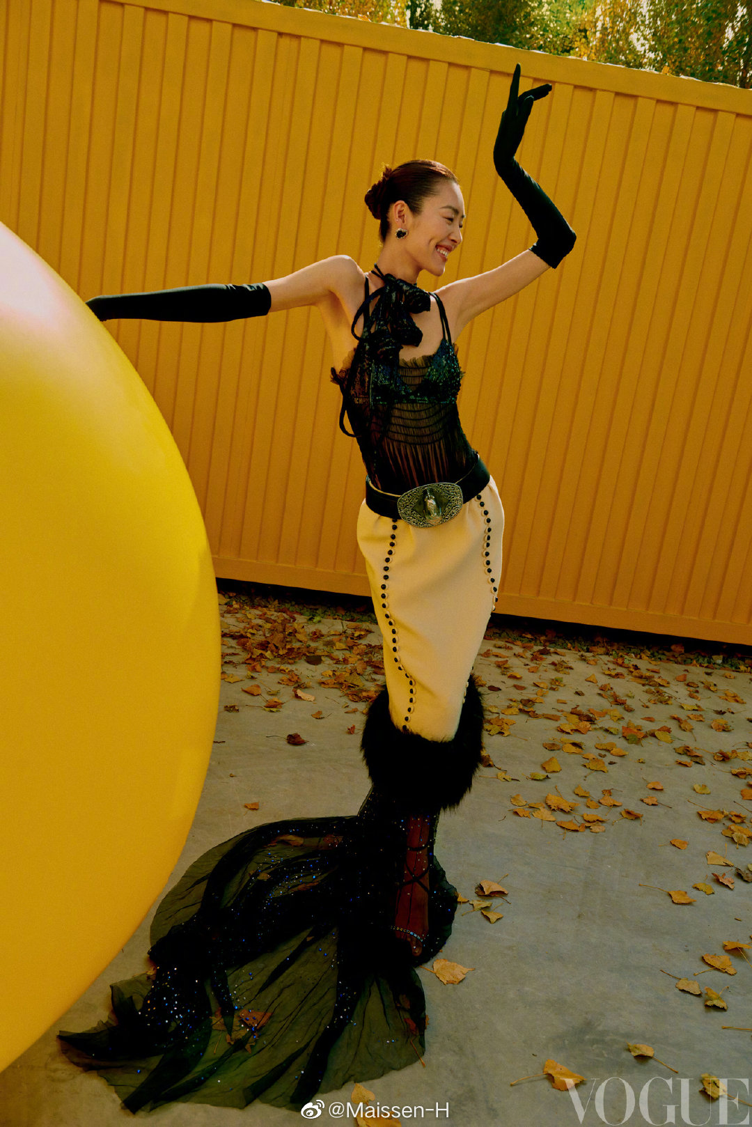 超模刘雯 登vogue 12刊封面,丰富的色调,红发,翅膀异性长裙……__财经