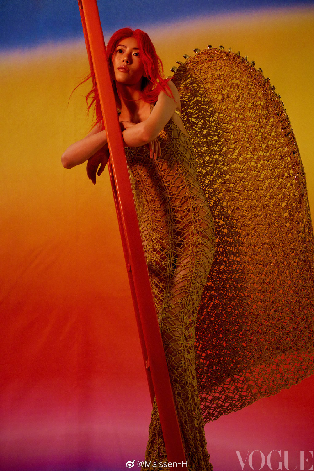 超模刘雯 登vogue 12刊封面,丰富的色调,红发,翅膀异性长裙……__财经
